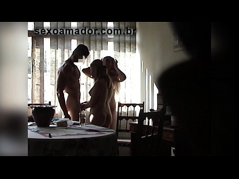 ❤️ Sexu-lagunek gizon erraldoi bat eta hirukote batera gonbidatzen dituzte berarekin ️ Porno gurean eu.zoomporno.ru